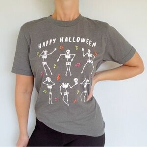 Celebrate it gray dancing skeleton happy Halloween tee size medium